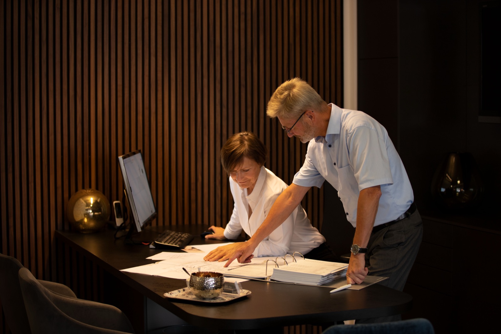 Karl-Heinz Neubig und Sybille Schmidt bei der Küchenplanung im Küchenstudio in Lauf an der Pegnitz
